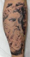 Tatuaje de una estatua romana