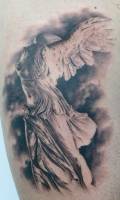 Tatuaje de una estatua de un angel sin cabeza