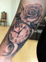 Tatuaje de un reloj donde las horas se marchan
