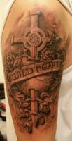 Tatuaje de una cruz atravesando un corazón