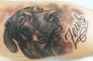 Tatuaje de un perro y su nombre