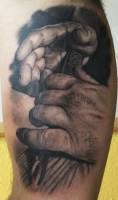 Tatuajes de las manos de un carpintero