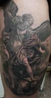 Tatuaje de un ángel luchando contra un demonio