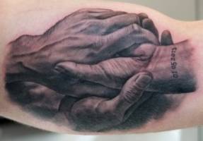Tatuaje de dos manos cogiendose