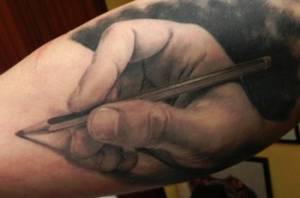 Tatuaje de una mano dibujando