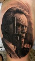 Tatuaje de Clint Eastwood con un revolver