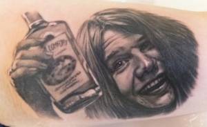 Tatuaje de Janis Joplin con una botella de alcohol