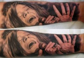 Tatuaje de Janis Joplin cantando