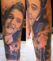 Tatuaje de Elvis Presley cantando