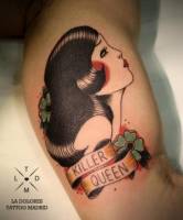 Tatuaje de una chica con la etiqueta de Killer Queen