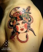 Tatuaje de una chica con una serpiente y una daga ensangrentada