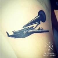 Tatuaje de un avión tocadiscos