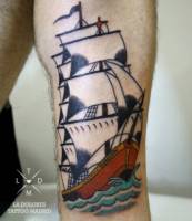 Tatuaje de un bonito barco velero surcando el mar