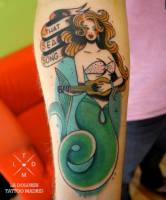 Tatuaje de una sirena tocando un ukelele