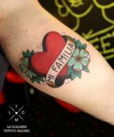 Tatuaje de un corazón con etiqueta de Mi Familia