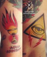 Tatuaje de una copa ardiendo y un ojo en un triángulo tirando rayos