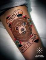 Tatuaje de un oso con monoculo