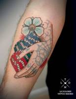 Tatuaje de una mano tatuada con montones de fichas de casino