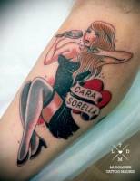 Tatuaje de una hermosa chica con un cepillo y un corazón