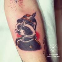 Tatuaje de un mapache con casco prusiano