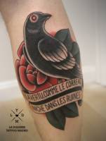 Tatuaje de un cuervo encima de una rosa