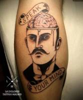 Tatuaje de un señor con la cabeza abierta