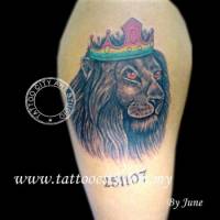 Tatuaje del león con corona