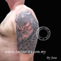 Tatuaje de un vikingo en el brazo