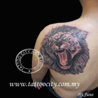 Tatuaje de un leon rugiendo