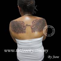 Tatuaje de dos alas con un nombre enmedio