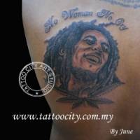 Tatuaje de Bob Marley con una hoja de marihuana