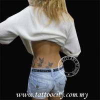 Tatuaje de mariposas en la espalda de una chica