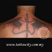 Tatuajes de unas alas encadenadas
