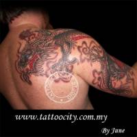 Tatuaje de un dragón entre nubes de fuego