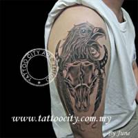 Tatuaje de una águila y una calavera de bisonte