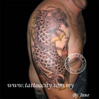 Tatuaje de una carpa koi convirtiéndose en dragón