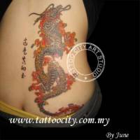 Tatuaje de un dragón que sube por la espalda
