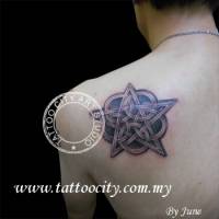 Tatuaje de una estrella de 5 puntas con aros encadenados
