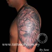 Tatuaje de un león en el hombro