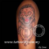 Tatuaje de un león y el símbolo de los Sikh