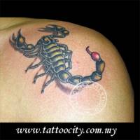 Tatuaje de un escorpión subiendo por el hombro