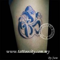 Tatuaje de un mantra formado con un elefante