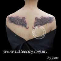 Tatuajes de alas en la espalda