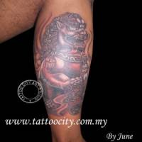 Tattoo de un León Fu en la pierna