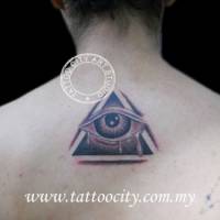 Tatuaje de un ojo dentro de un triangulo