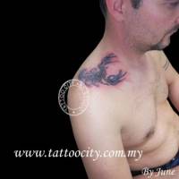 Tatuaje de un escorpión hacia el cuello