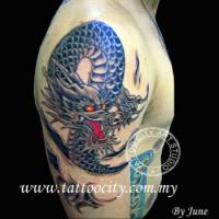 Tatuaje de un dragón saliendo de la piel