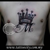 Tatuaje de una corona con una inicial