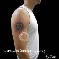 Tatuaje de un sol con el om dentro
