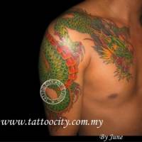 Tatuaje de un dragón que va hacía el pecho